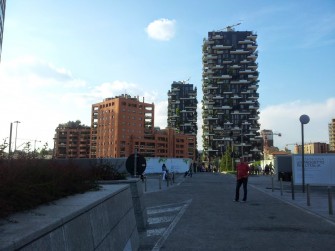 BOSCO VERTICALE, ECCO COM’E’ IN REALTA’: POCHI ALBERELLI, LOCALI VUOTI