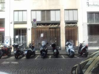 Piazza Diaz e via Albricci, all’ombra delle guglie sparisce la vita