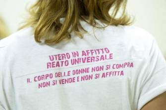 “Ricchi, maiali ed egoisti”, contro la gpa l’isterismo apocalittico