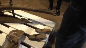 Le calzature della contadina nel piccolo "museo della fatica"