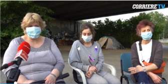 IL CASO DI TRE DONNE FINITE SOTTO UN PONTE CON 9 CANI