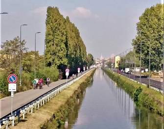 UNA SFILZA DI CARTELLI (INUTILI) DETURPA IL NAVIGLIO PAVESE
